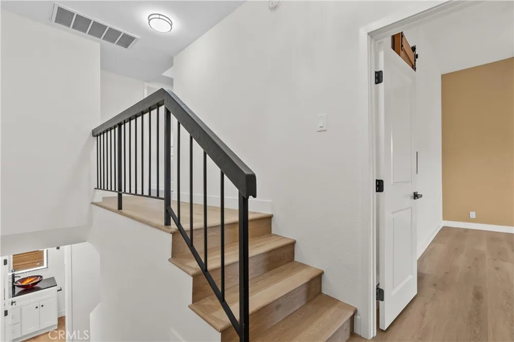 18417 Collins Street #D Tarzana, CA 91356