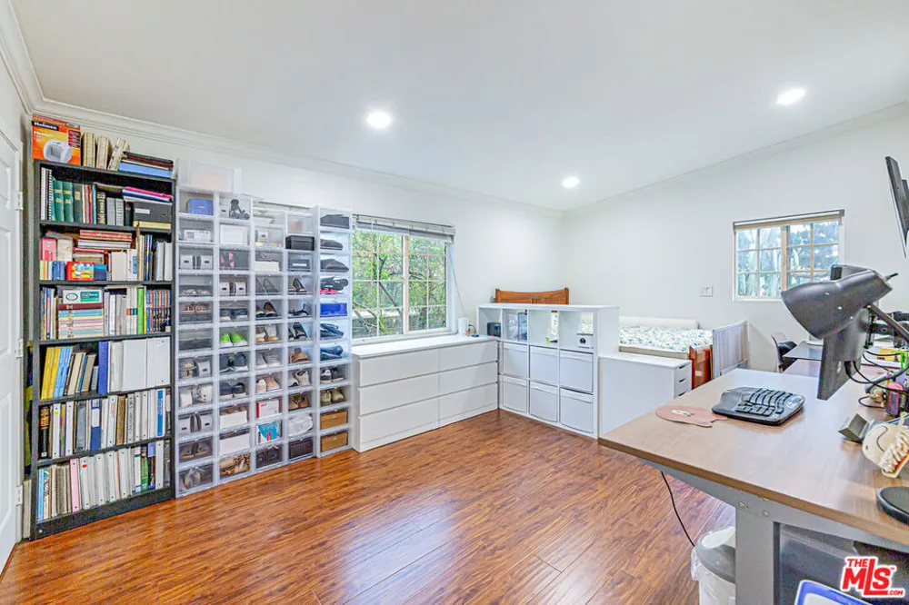 4738 New York Avenue La Crescenta, CA 91214
