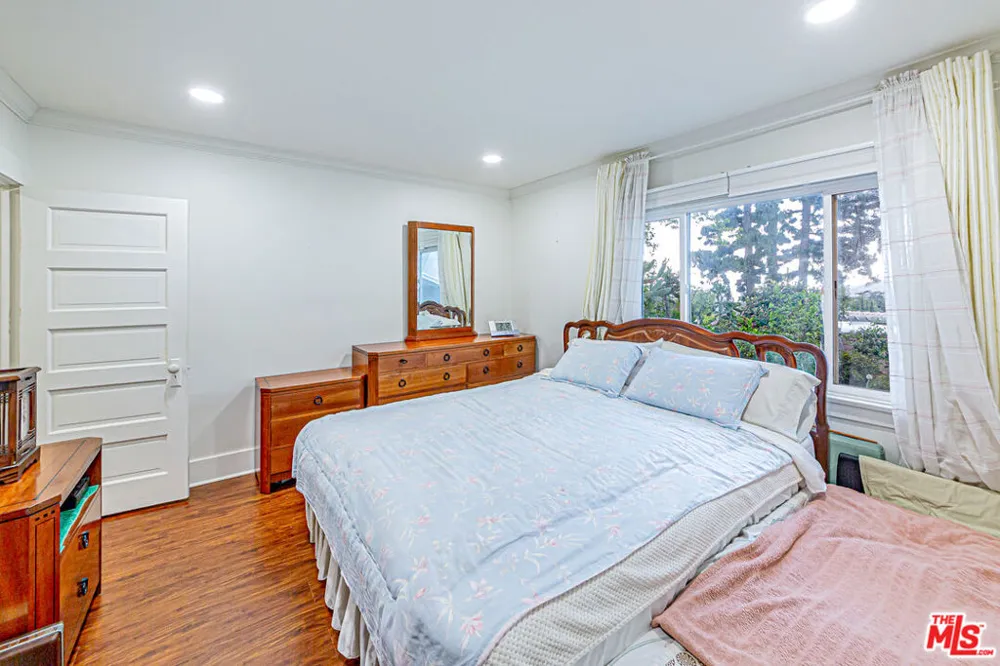 4738 New York Avenue La Crescenta, CA 91214