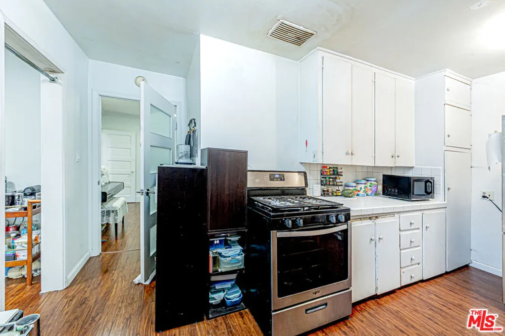 4738 New York Avenue La Crescenta, CA 91214