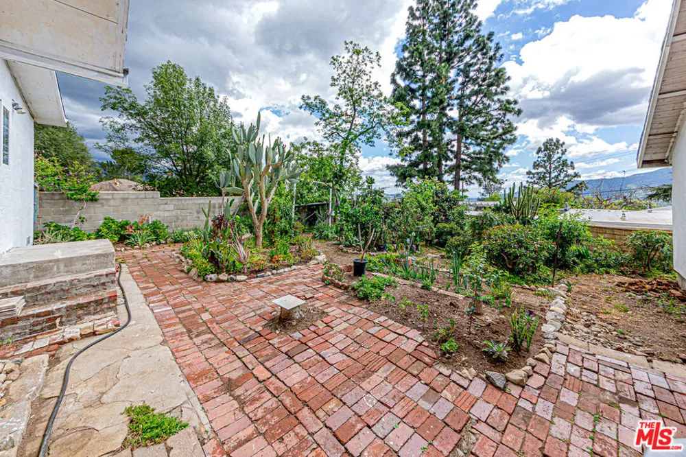 4738 New York Avenue La Crescenta, CA 91214