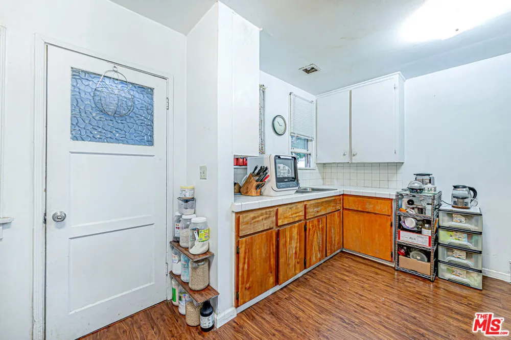 4738 New York Avenue La Crescenta, CA 91214