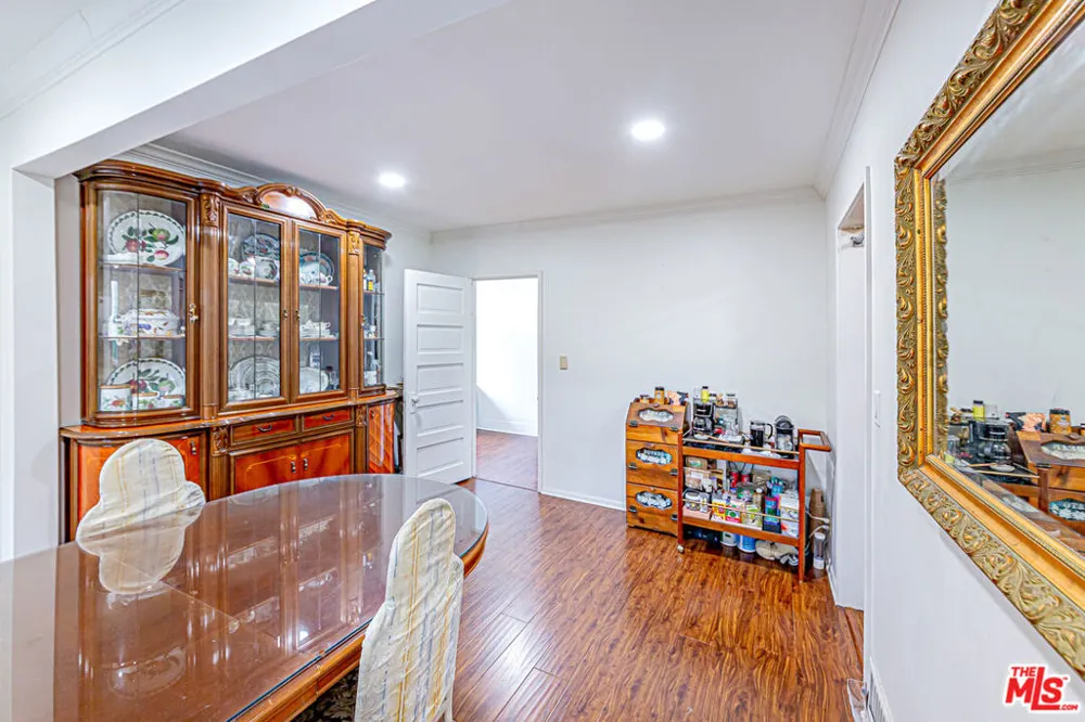 4738 New York Avenue La Crescenta, CA 91214