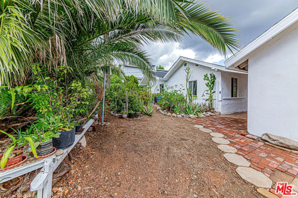4738 New York Avenue La Crescenta, CA 91214