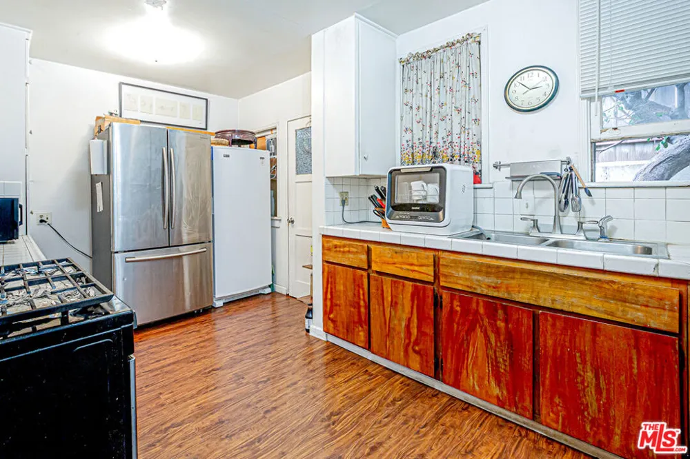 4738 New York Avenue La Crescenta, CA 91214