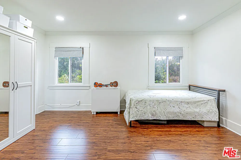 4738 New York Avenue La Crescenta, CA 91214