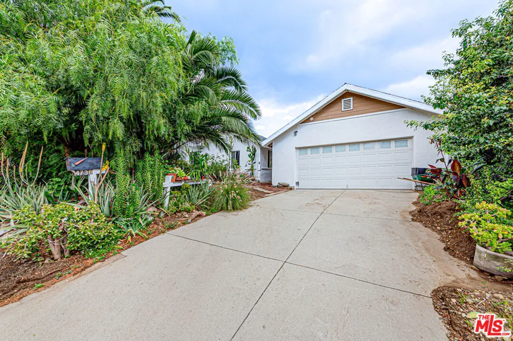 4738 New York Avenue La Crescenta, CA 91214