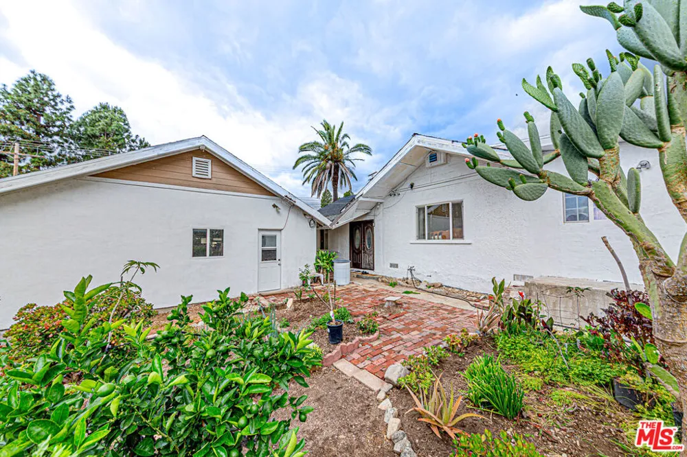 4738 New York Avenue La Crescenta, CA 91214