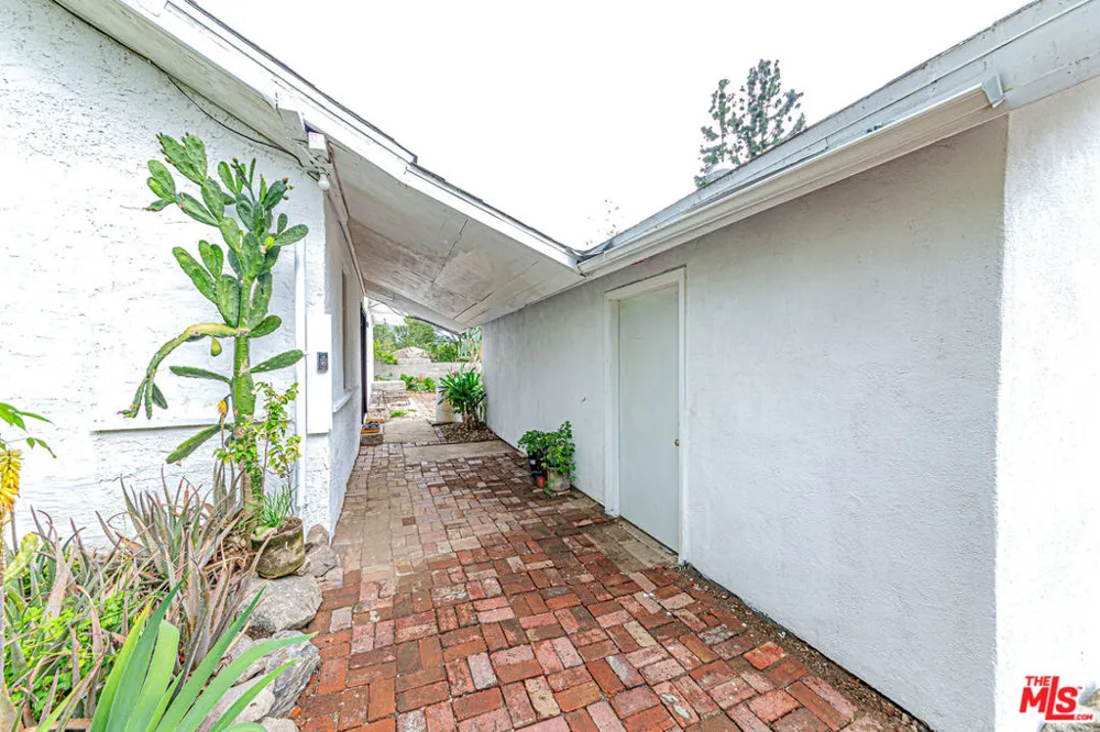 4738 New York Avenue La Crescenta, CA 91214