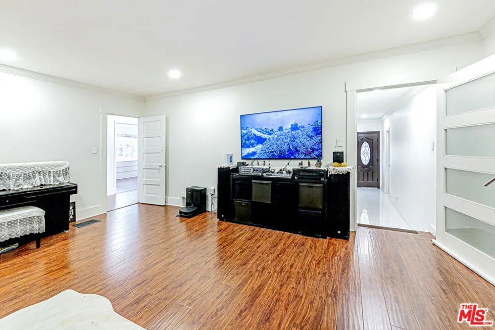 4738 New York Avenue La Crescenta, CA 91214