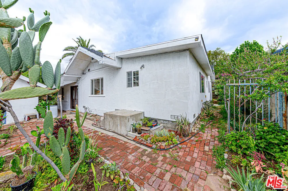 4738 New York Avenue La Crescenta, CA 91214