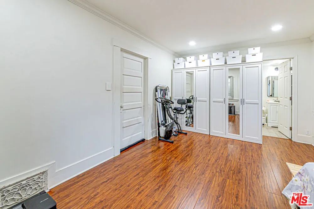 4738 New York Avenue La Crescenta, CA 91214
