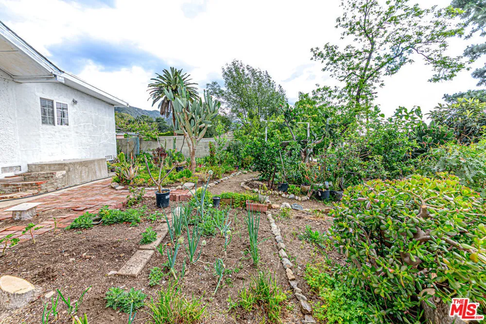 4738 New York Avenue La Crescenta, CA 91214