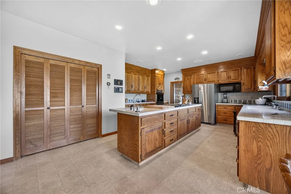 8266 Peninsula Kelseyville, CA 95451