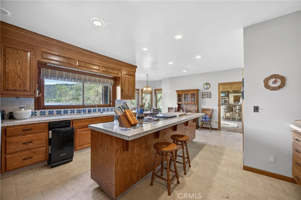 8266 Peninsula Kelseyville, CA 95451
