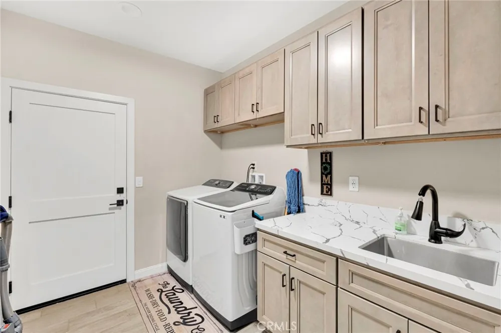 9926 Fir St Oak Hills, CA 92344