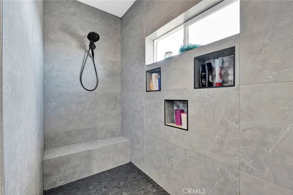 9926 Fir St Oak Hills, CA 92344
