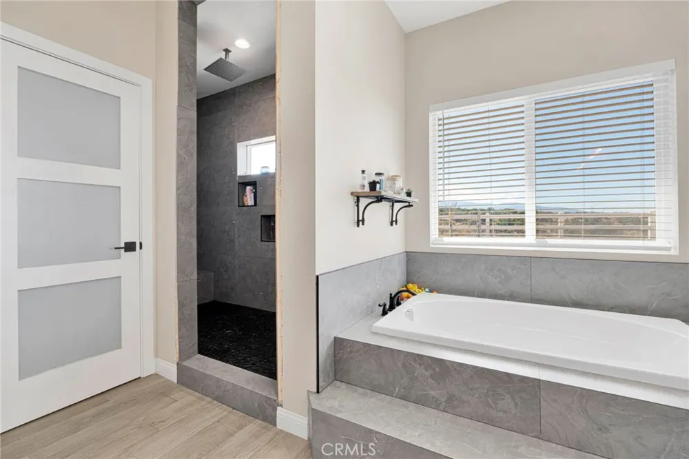 9926 Fir St Oak Hills, CA 92344