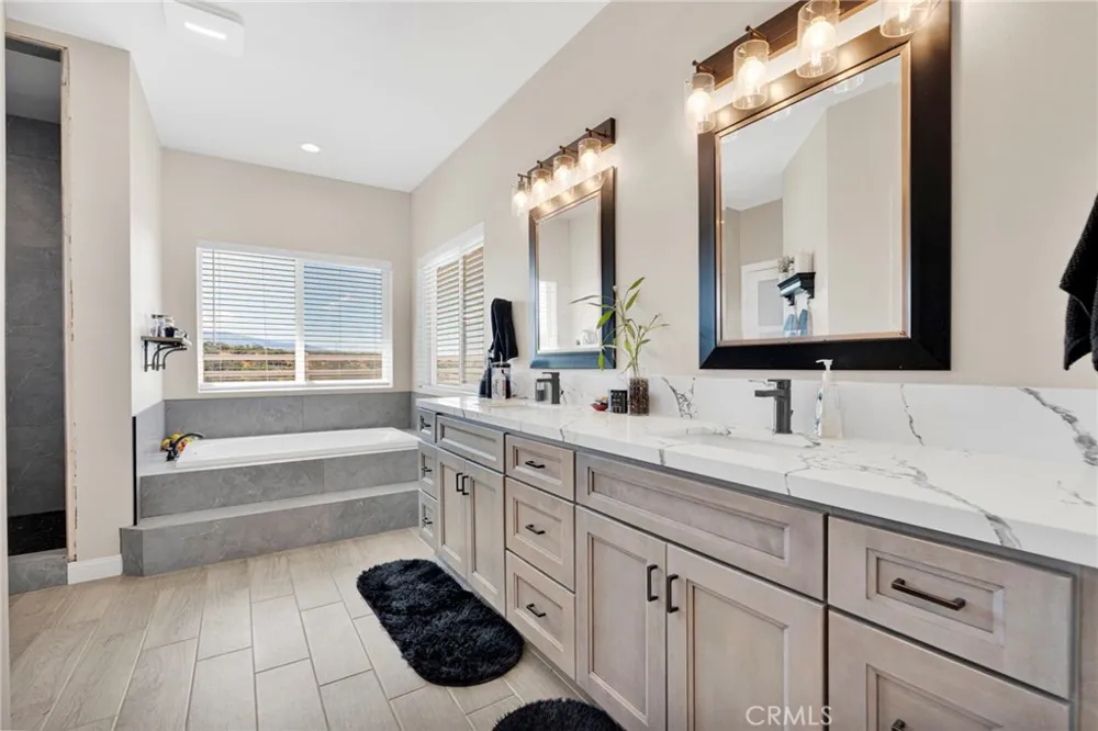 9926 Fir St Oak Hills, CA 92344