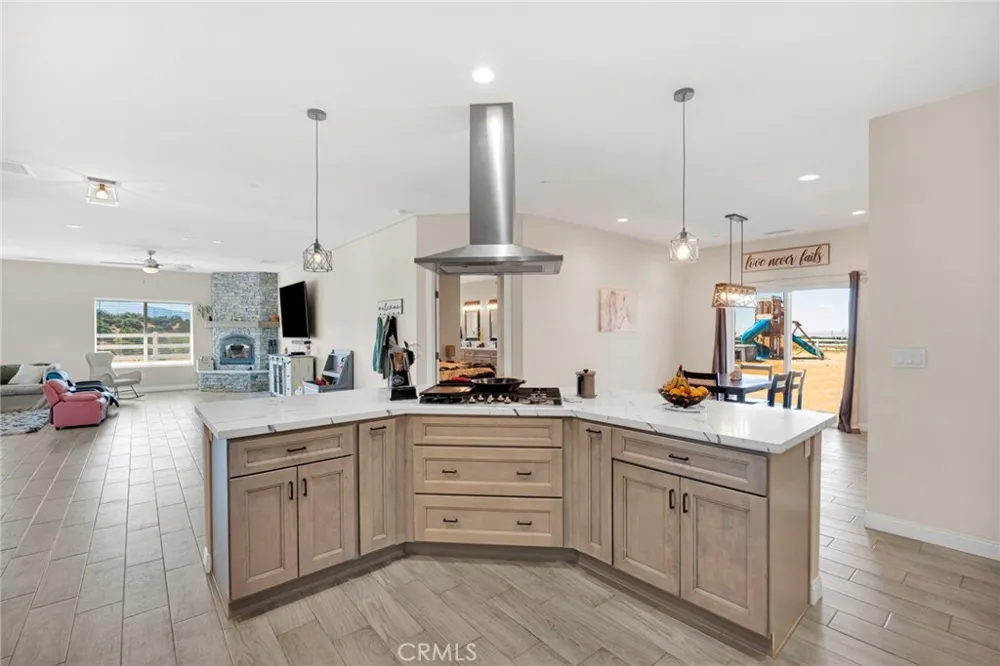 9926 Fir St Oak Hills, CA 92344