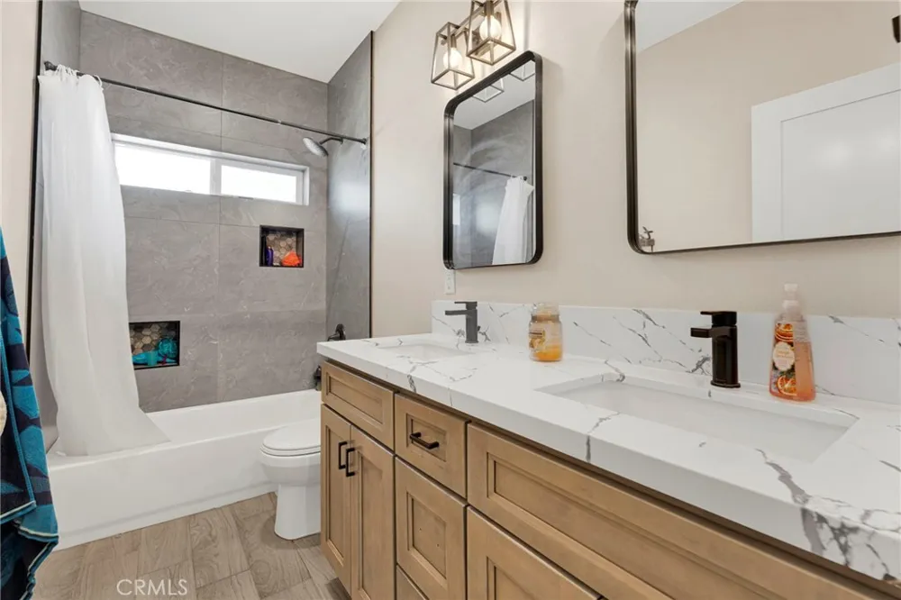 9926 Fir St Oak Hills, CA 92344
