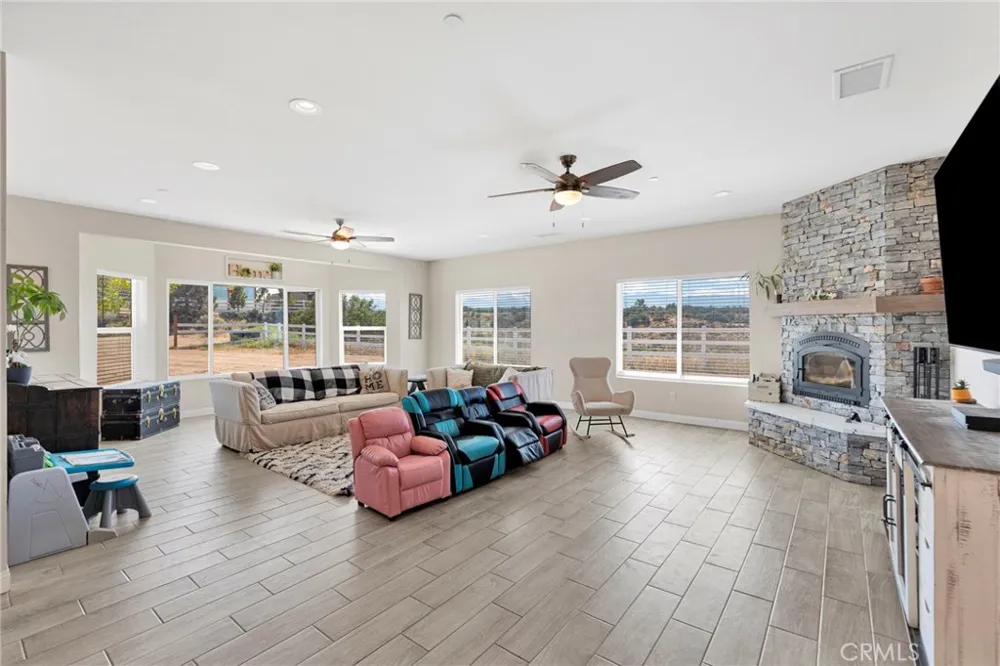 9926 Fir St Oak Hills, CA 92344