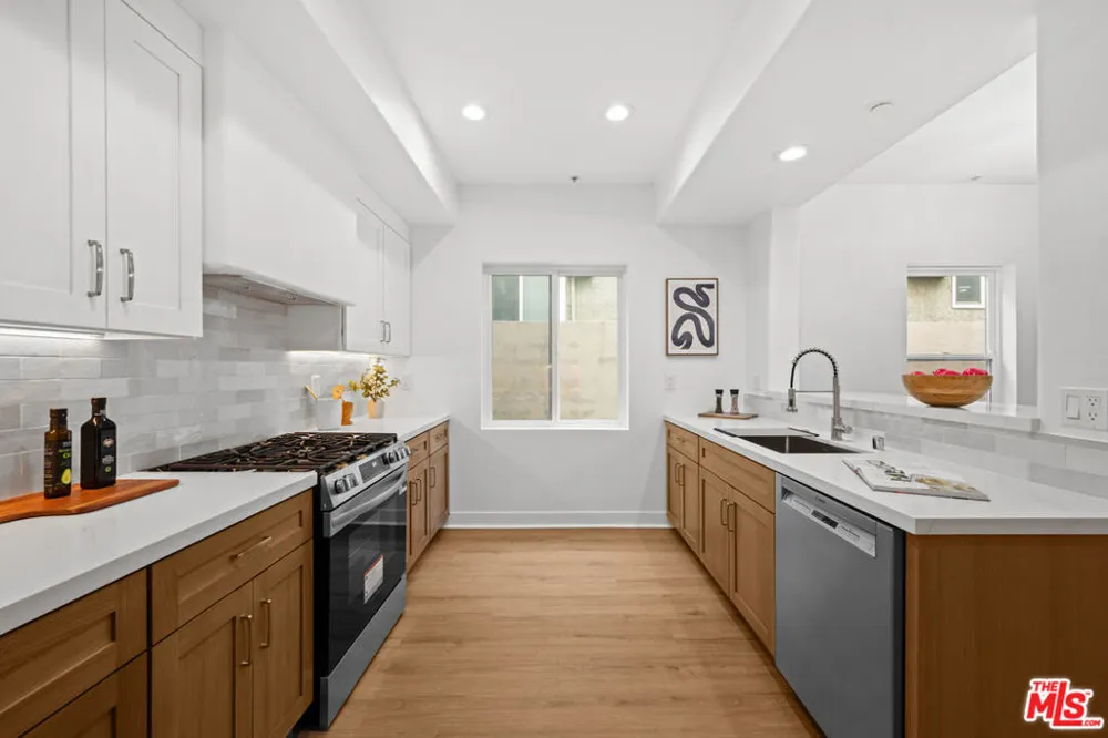 11115 Acama Street #104 Studio City, CA 91602