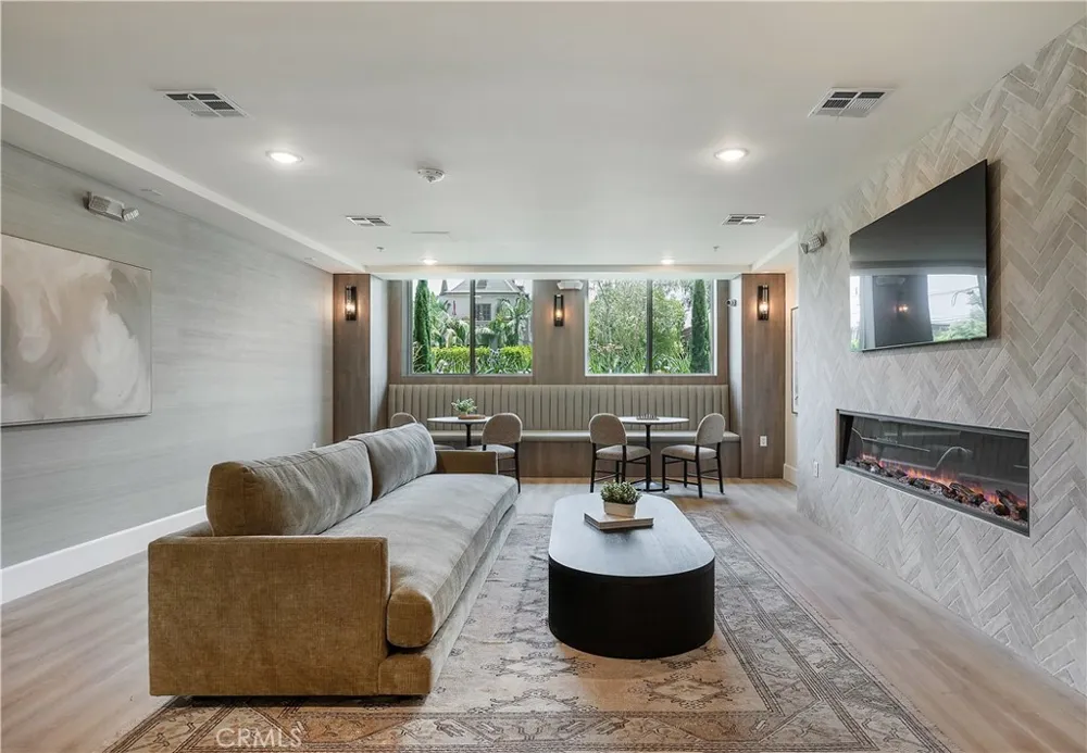 1303 S Orange Grove Avenue #601 Los Angeles, CA 90019