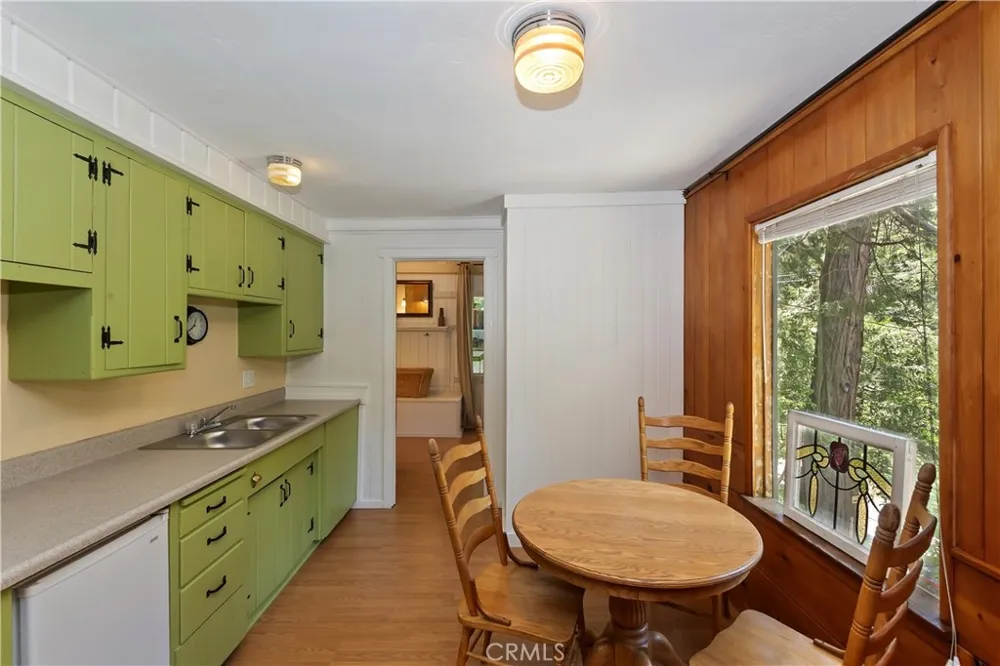 425 Blue Jay Canyon Lake Arrowhead, CA 92317