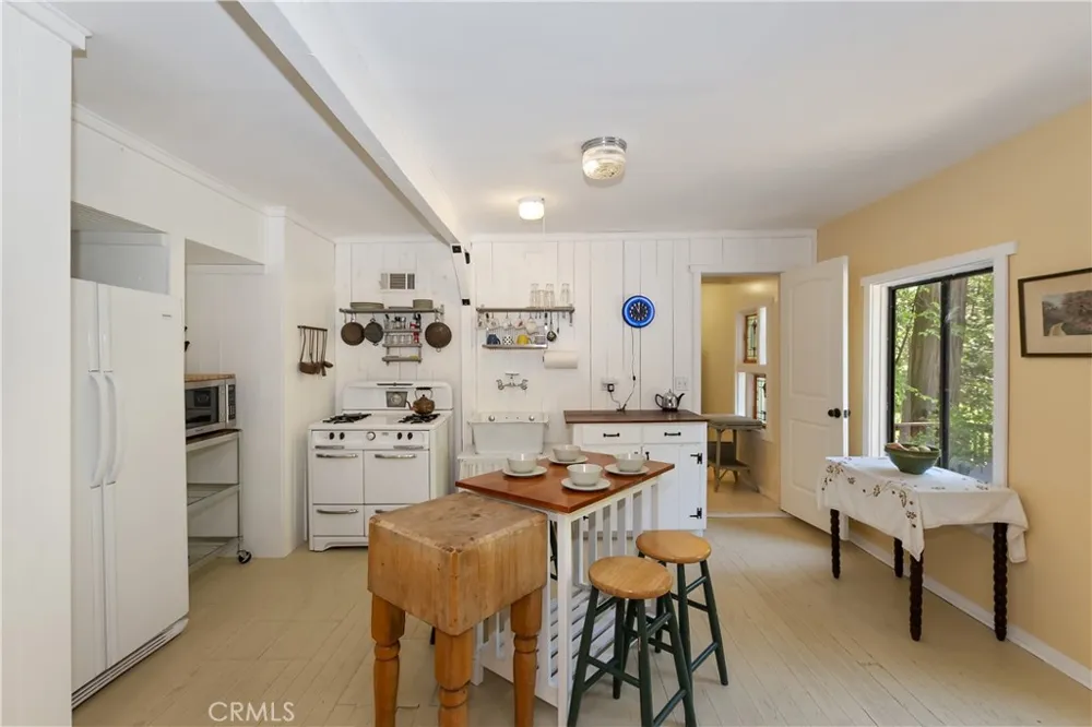 425 Blue Jay Canyon Lake Arrowhead, CA 92317