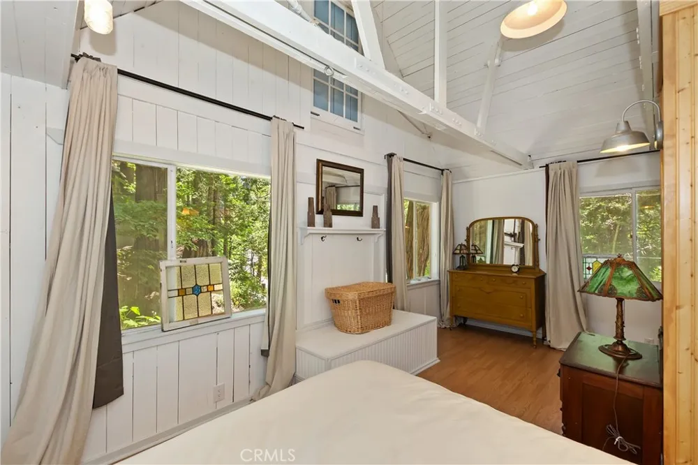 425 Blue Jay Canyon Lake Arrowhead, CA 92317