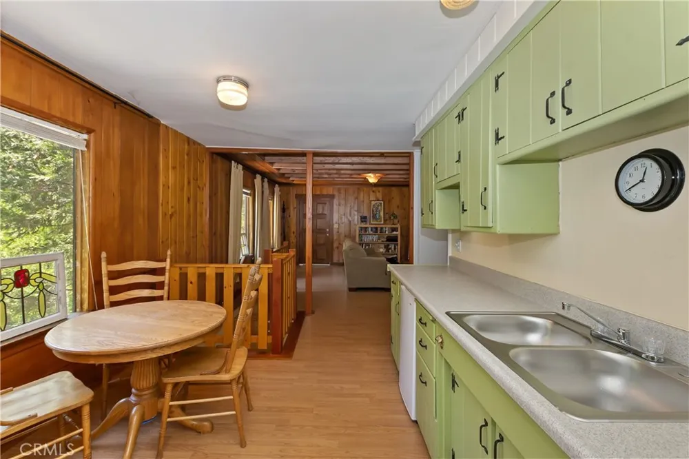 425 Blue Jay Canyon Lake Arrowhead, CA 92317