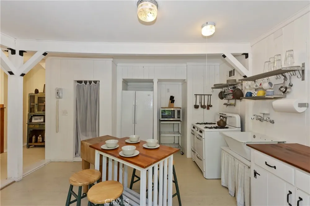 425 Blue Jay Canyon Lake Arrowhead, CA 92317