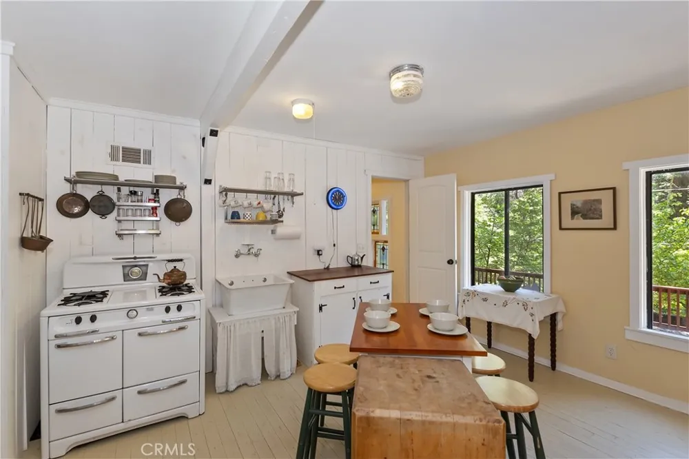 425 Blue Jay Canyon Lake Arrowhead, CA 92317