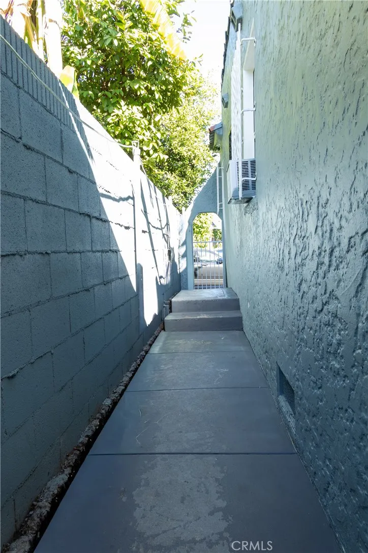 8205 Stanford Los Angeles, CA 90001