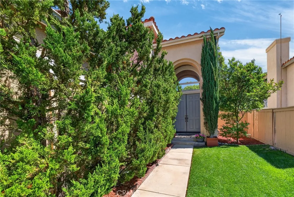 21012 Oakriver Newhall, CA 91321