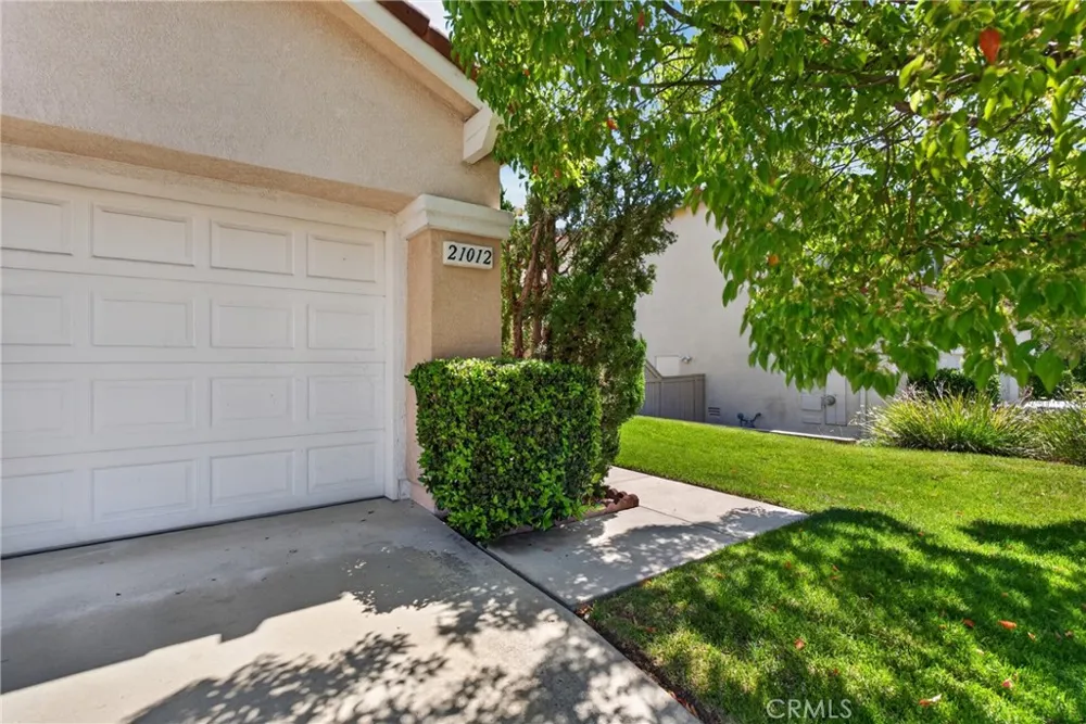 21012 Oakriver Newhall, CA 91321