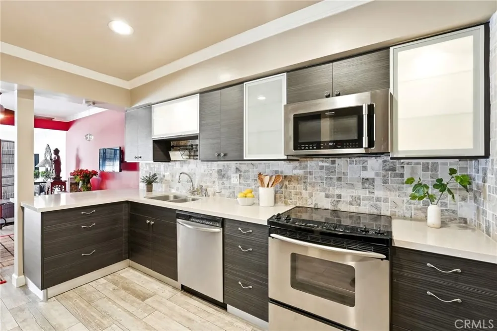 4807 Woodley Avenue #303 Encino, CA 91436