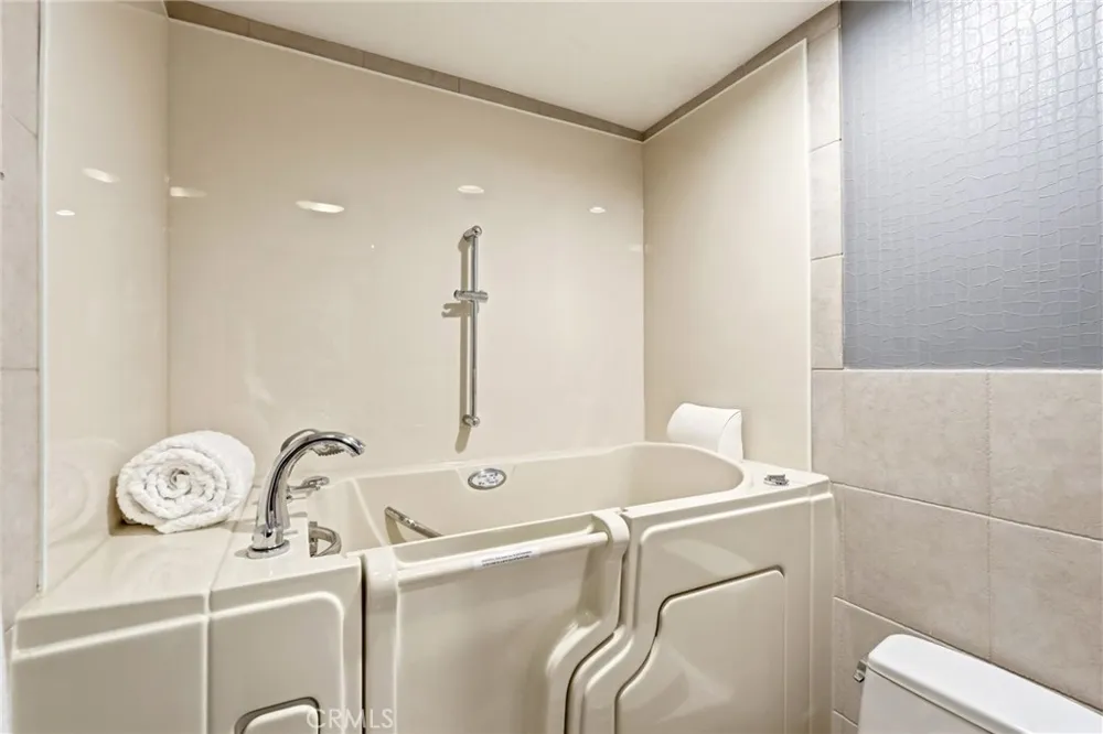 4807 Woodley Avenue #303 Encino, CA 91436
