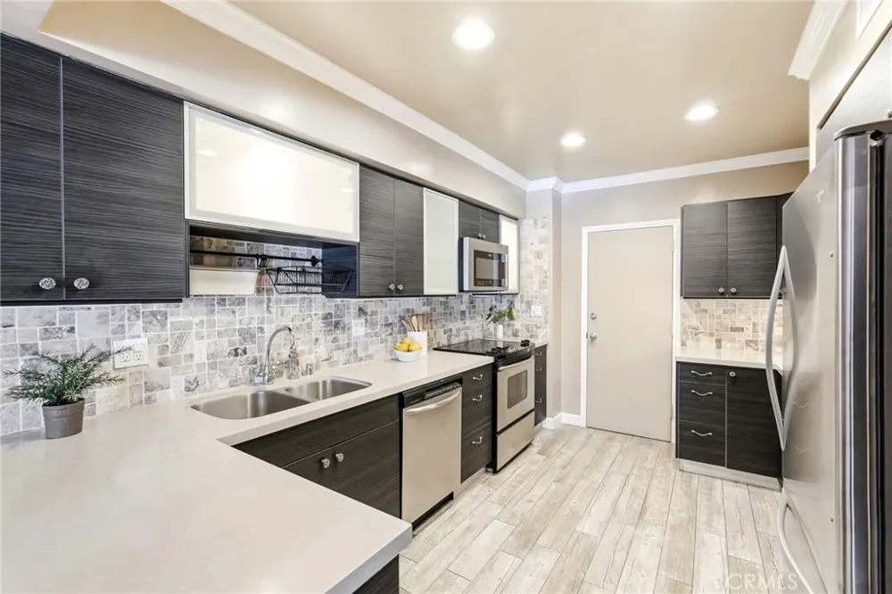 4807 Woodley Avenue #303 Encino, CA 91436