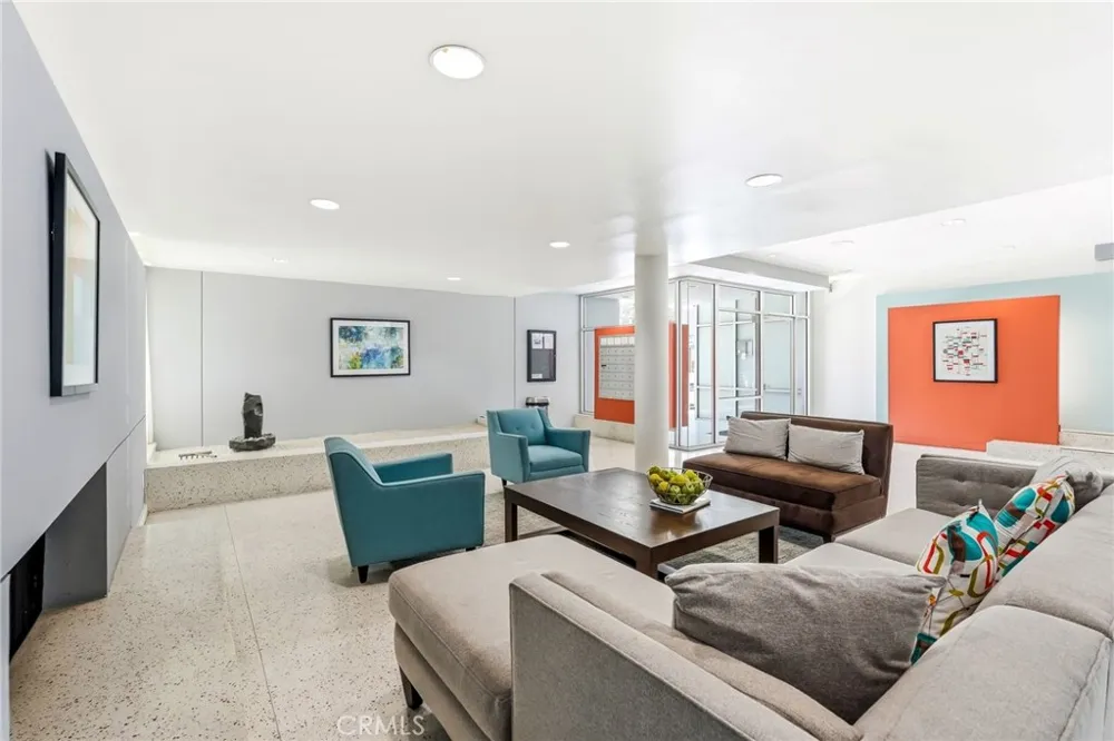 4807 Woodley Avenue #303 Encino, CA 91436