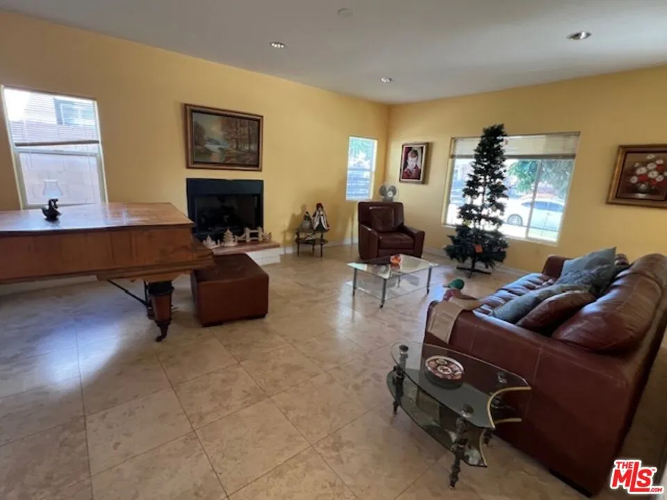 17355 Lemac Street Northridge, CA 91325