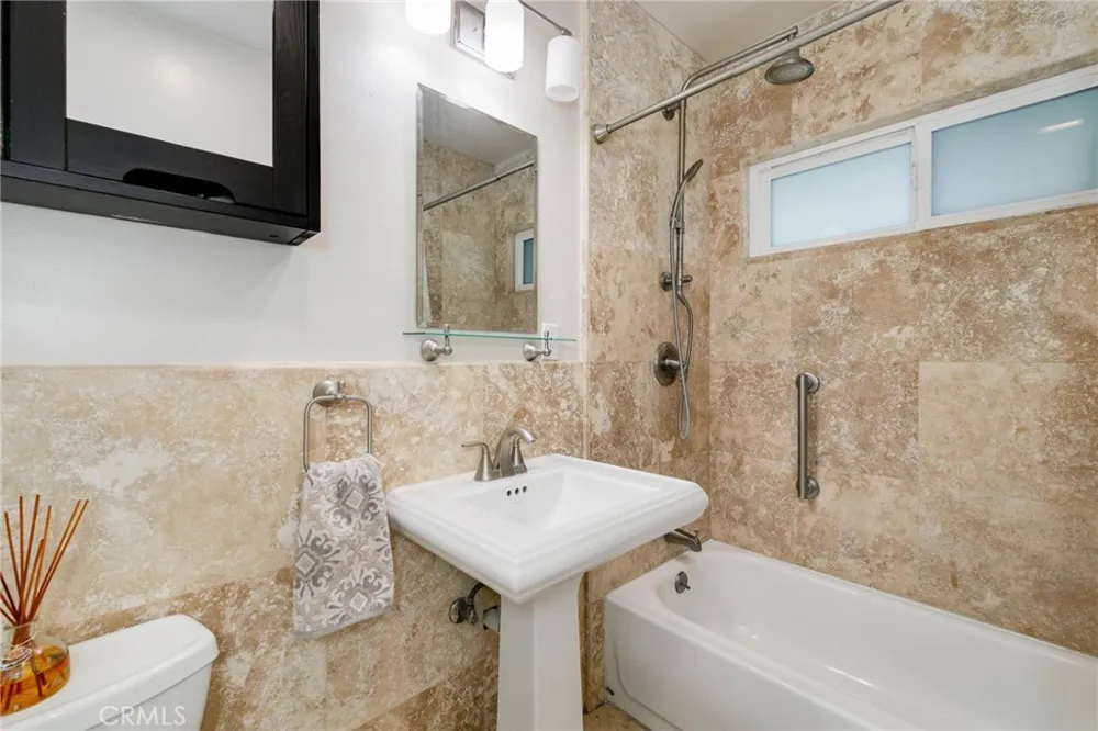 307 11th Azusa, CA 91702