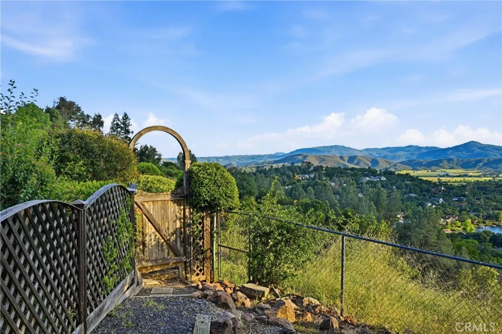 17372 Greenridge Hidden Valley Lake, CA 95467