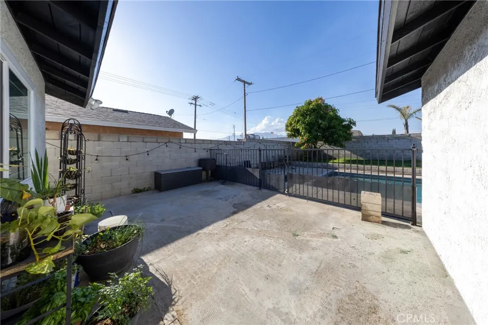 16108 Tullock Fontana, CA 92335
