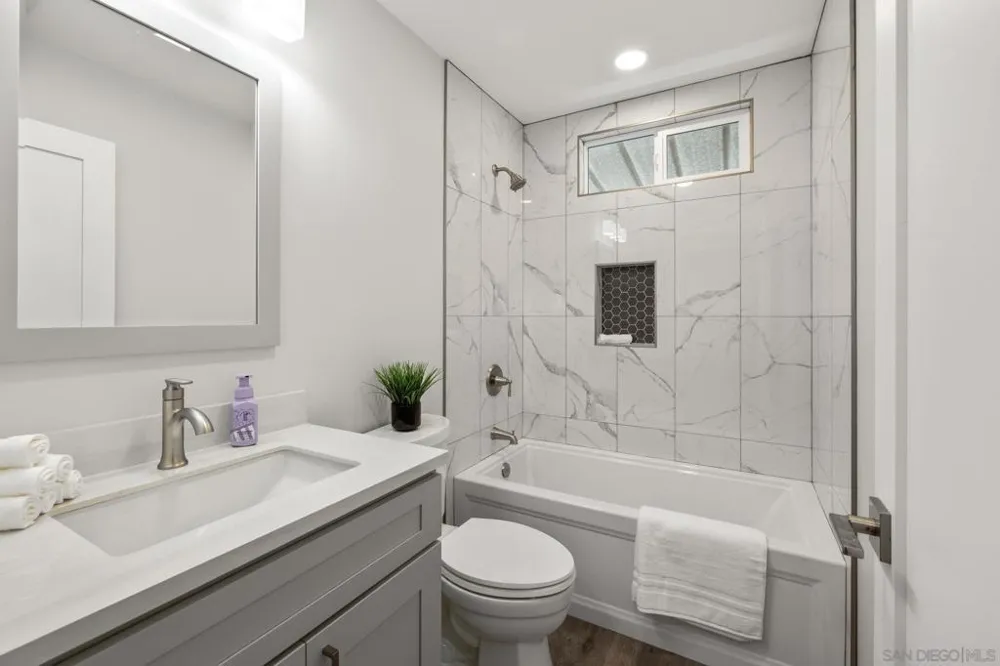 7102 San Bartolo St #11 Carlsbad, CA 92011