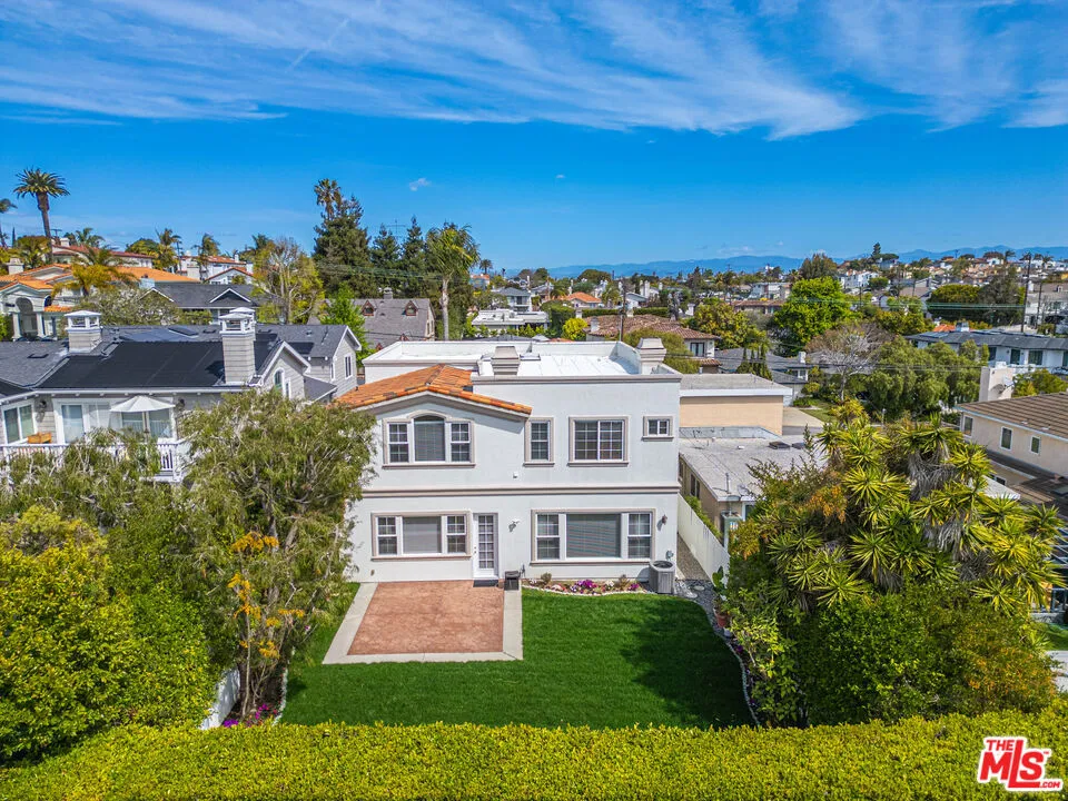 1756 Ruhland Avenue Manhattan Beach, CA 90266