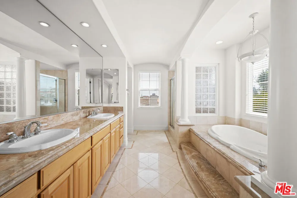 1756 Ruhland Avenue Manhattan Beach, CA 90266