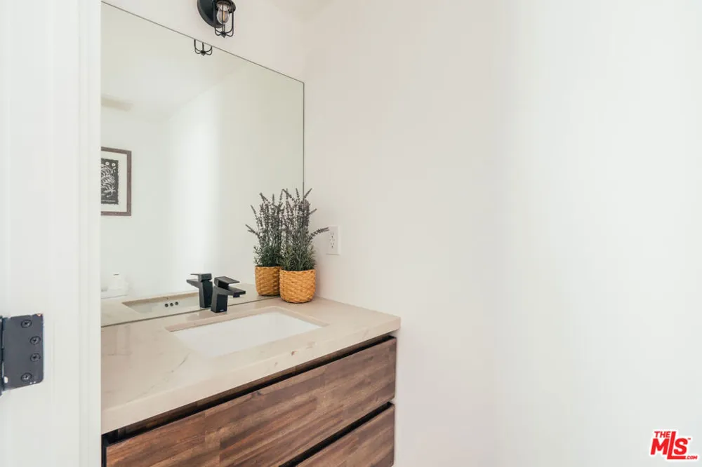 213 Horizon Avenue Venice, CA 90291