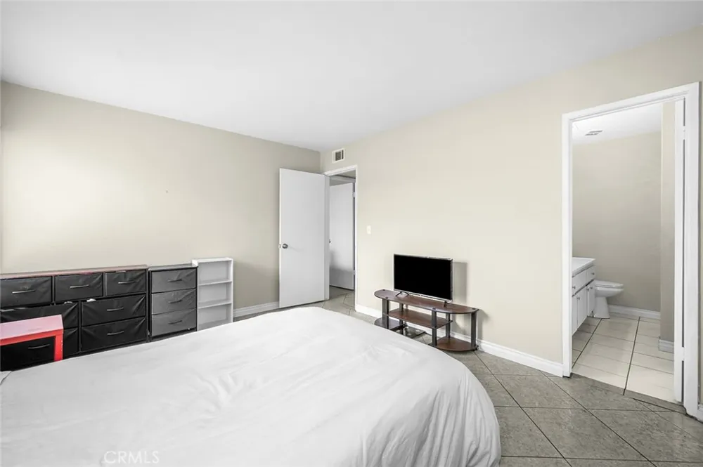 700 W La Veta Orange, CA 92868